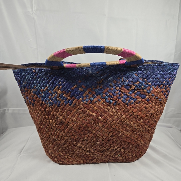 Nicole Lee - Picture 2 of 7